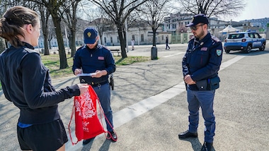 Coronavirus, runner controllati dalla Polizia nei parchi a Torino e Milano
