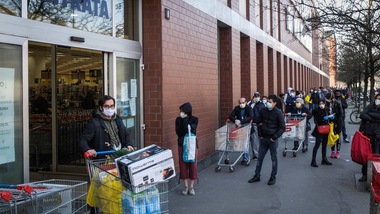 Coronavirus, code dall'alba nei supermercati