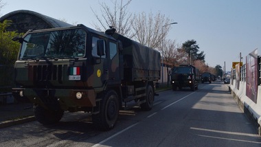 Coronavirus, Esercito Italiano trasporta le salme dei deceduti
