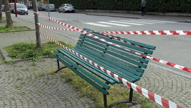 Coronavirus, a Melegnano vietato l'uso delle panchine