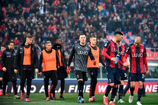 Coronavirus, i calciatori del Bologna telefonano ai tifosi