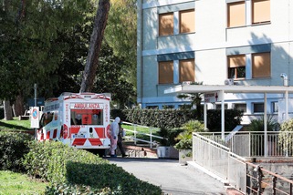 Coronavirus, ambulanze in fila a Roma fuori dal Gemelli