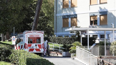 Coronavirus, ambulanze in fila a Roma fuori dal Gemelli
