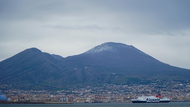 Napoli, Vesuvio imbiancato e strade deserte: scenario suggestivo
