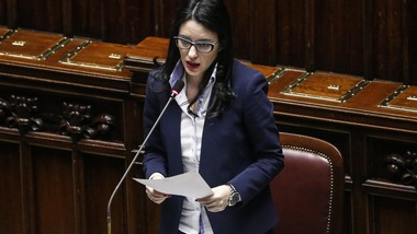 Coronavirus, Azzolina: "Le scuole riapriranno dopo il 3 aprile"