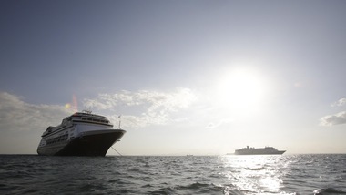 Coronavirus, 4 morti e 2 positivi a bordo della nave Zaandam: passeggeri saranno trasferiti