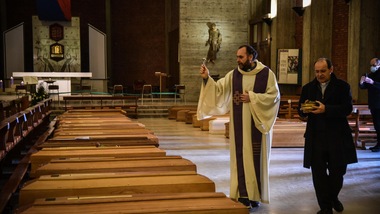 Coronavirus, benedizione delle bare prima del trasporto a Udine e Venezia