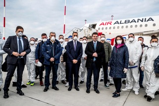 Coronavirus, atterrato a Verona il volo con i medici albanesi. Conte: "Grazie!"