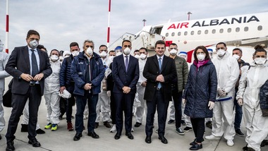 Coronavirus, atterrato a Verona il volo con i medici albanesi. Conte: "Grazie!"