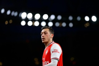 Ozil rifiuta il taglio dello stipendio, Arsenal inferocito