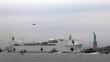 Coronavirus, a New York è arrivata la nave ospedale