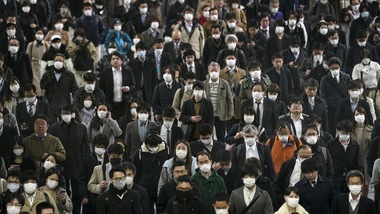 Giappone, pendolari si recano a lavoro con le mascherine