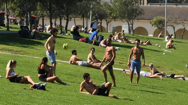 Coronavirus, ville e spiagge affollate in Australia