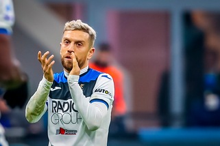 Coronavirus, Gomez: maglietta donata a una colletta alimentare