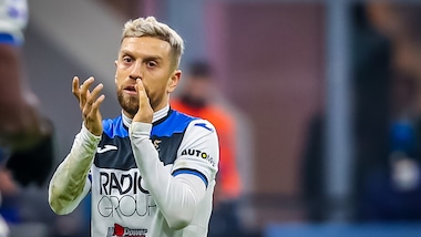 Coronavirus, Gomez: maglietta donata a una colletta alimentare