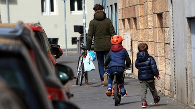 Coronavirus, arriva il si alla passeggiata per genitori e figli