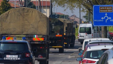 Coronavirus, l’Esercito porta via altre bare da Ponte San Pietro