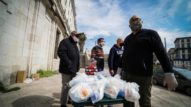 Coronavirus, Napoli solidale: pasti ai più bisognosi