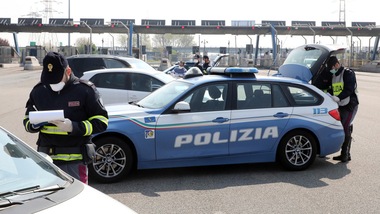 Coronavirus, posti di blocco della Polizia anche in autostrada