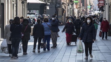 Genova, tanta gente in giro nonostante i divieti: è polemica