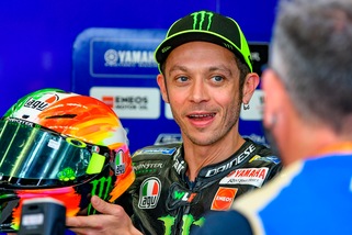Valentino Rossi al telefono con Nonna Lina, che ha sconfitto il Coronavirus