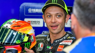 Valentino Rossi al telefono con Nonna Lina, che ha sconfitto il Coronavirus