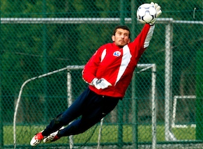 Coronavirus, dimesso dall'ospedale l'ex Barcellona Rustu