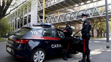 Coronavirus, prostituta adescava clienti davanti all'ospedale con l'autocertificazione