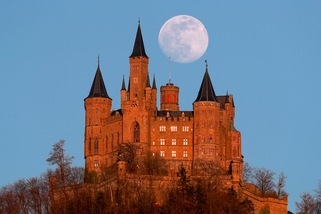 Spettacolo in Germania: la luna piena "bacia" il castello di Hohenzollern