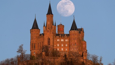 Spettacolo in Germania: la luna piena "bacia" il castello di Hohenzollern
