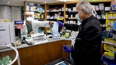 Federfarma: "Guanti e alcol non si trovano, prezzi quadruplicati"