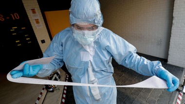 Coronavirus, shock in Olanda: “Salvare i vecchi obesi che fumano è uno spreco di risorse”