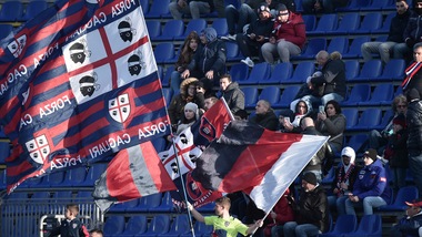 Cagliari, per i 50 anni dello scudetto case colorare di rossoblù