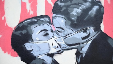 A Londra un graffito diventa l'emblema della lotta al Coronavirus