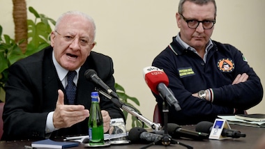 De Luca: “In Campania mascherine obbligatorie a fine mese”