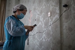 Coronavirus, l'ora dei giganti: Apple e Google insieme, telefoni tracciabili