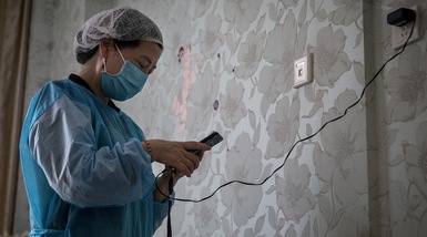 Coronavirus, l'ora dei giganti: Apple e Google insieme, telefoni tracciabili