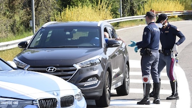Fermato dalla polizia in farmacia: "Aspetto mia moglie", ma non è sposato