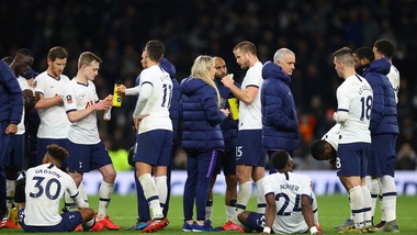 Tottenham, un passo indietro: stipendi garantiti ai dipendenti