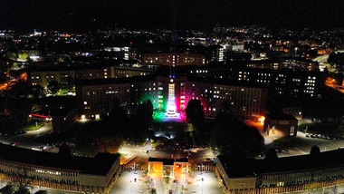 Coronavirus, a Brescia installazione luminosa con il tricolore