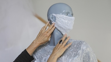 Coronavirus, manichini da sposa con la mascherina in Germania