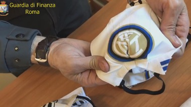 Sequestrate 130mila mascherine a Roma: avevano i loghi delle squadre di calcio