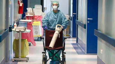 Sputi e insulti a un'infermiera: "Diffondi il Coronavirus"