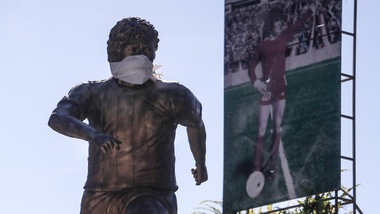 Maradona, spunta la mascherina sulla statua a Buenos Aires