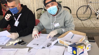 Coronavirus, Nainggolan tra i volontari della Caritas di Cagliari