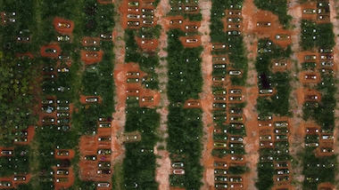 Brasile, i lavori per le tombe delle vittime di Coronavirus