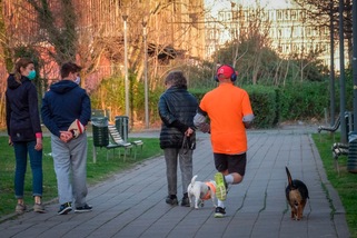 Coronavirus, vanno a passeggio per sentire: lui multato, l'amico muore