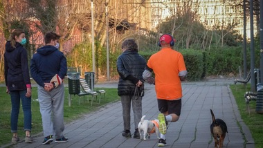 Coronavirus, vanno a passeggio per sentire: lui multato, l'amico muore