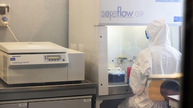 La scoperta dei ricercatori: "Il Coronavirus si riproduce nelle lacrime"