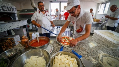 Coronavirus, pizze a domicilio in Campania: c’è il sì di De Luca